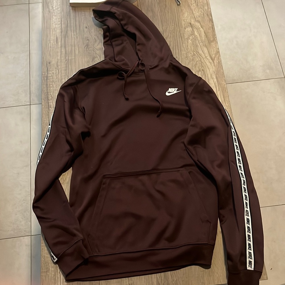 Maroon nike sweatshirt